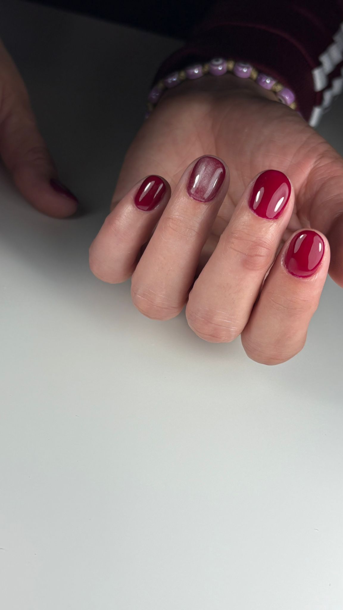 manicure russa: semipermanente unghie lavoro su cliente